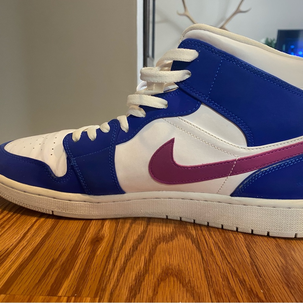 Jordan 1 Mid Royal Violet
